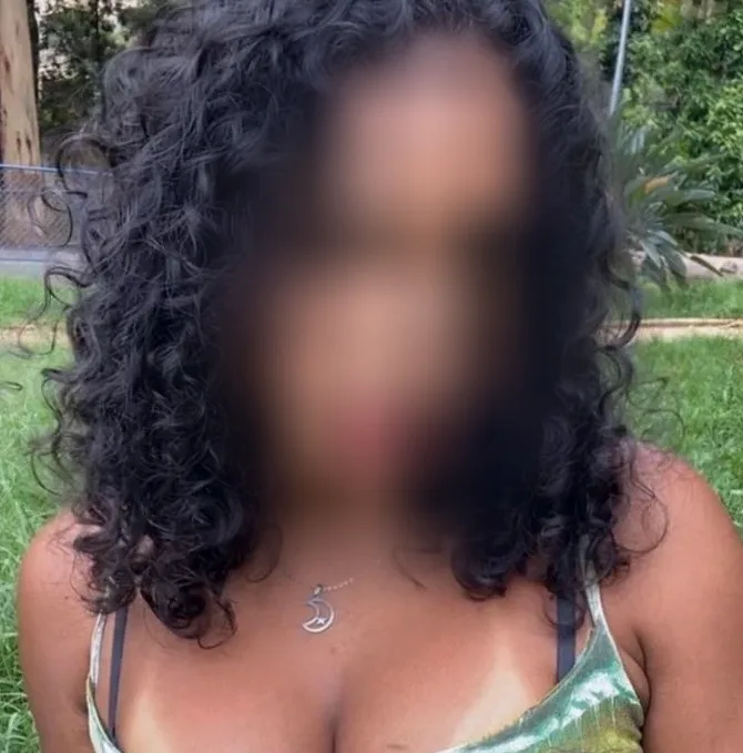 Isla, 24