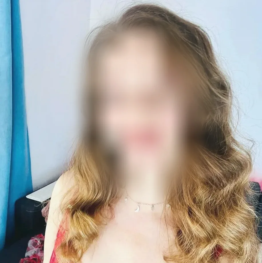 Nicola, 26